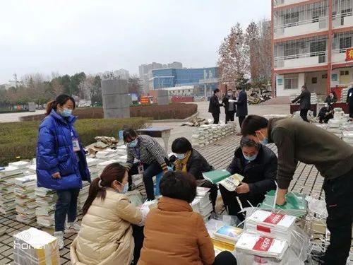 西峽一高免費為全校8745名學(xué)生郵寄新教材