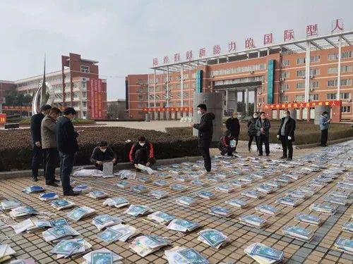西峽一高免費為全校8745名學(xué)生郵寄新教材
