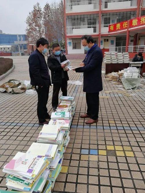 西峽一高免費為全校8745名學(xué)生郵寄新教材