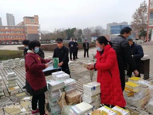西峽一高免費為全校8745名學(xué)生郵寄新教材