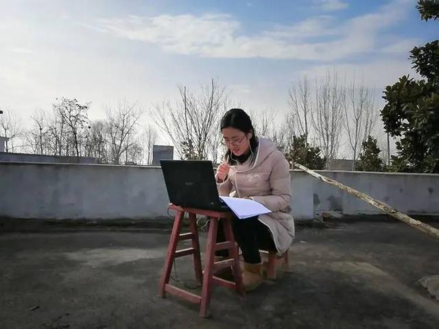 南陽一完初中部女老師，在村子里找方法上網(wǎng)課