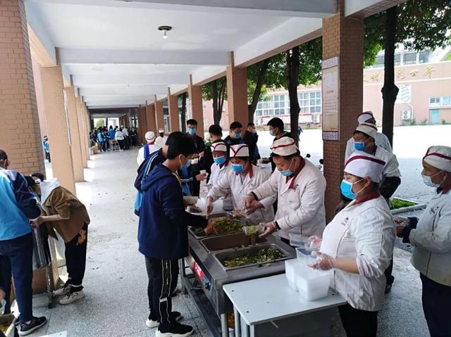 現(xiàn)場：南陽一中返校復(fù)學(xué)首日全流程：貼心、放心