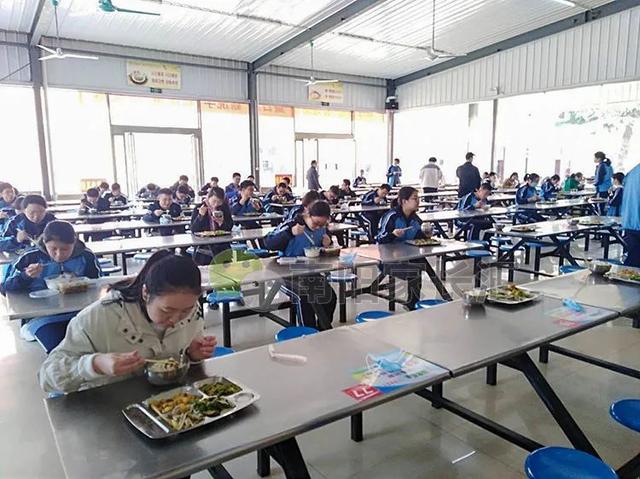 現(xiàn)場：南陽一中返校復(fù)學(xué)首日全流程：貼心、放心